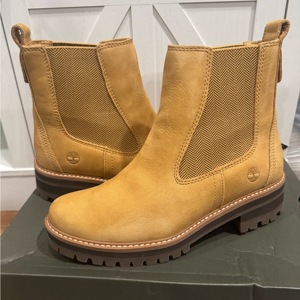 Timberland Women's Courmayeur Valley Chelsea Boot Wheat Nubuck 9